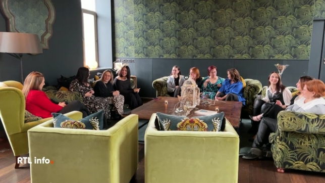 Un nouveau concours de miss bousculant les standards, ouvert aux femmes de 18 à 99 ans. Le concours ne départage pas leur beauté mais la personnalité et les engagements des candidates.