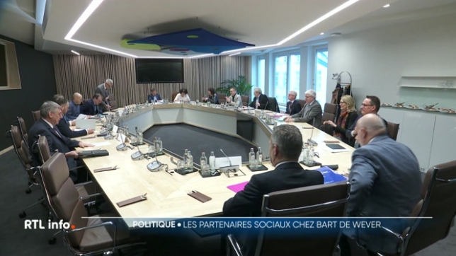 Ce matin, le groupe des Dix, réunissant les principaux syndicats et représentants des employeurs, a rencontré le Premier ministre Bart De Wever. Cette réunion n'avait pas de lien direct avec la manifestation. L'objectif était d'entamer le dialogue.