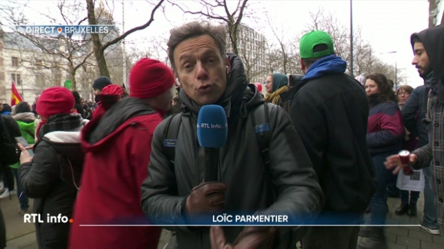 Au coeur de la manifestation, Loïc Parmentier explique que les manifestants protestent contre les projets du nouveau gouvernement De Wever.