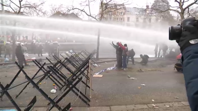 Les forces de l'ordre ont déployé l'autopompe et tirent des gaz lacrymogènes devant le siège du MR, avenue de la Toison d'Or, devant lequel plusieurs centaines de manifestants se sont arrêtés. Un important dispositif anti-émeute comprenant plus de 60 policiers en équipements spéciaux empêche l'accès au bâtiment.
La situation est tendue et les manifestants scandent police partout, justice nulle part.
