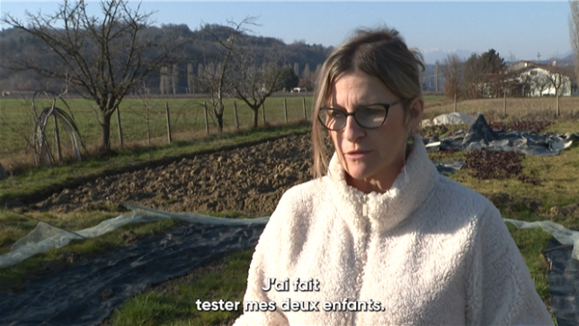 Elisabetta Donadello a empoisonné ses enfants. Vivant depuis son enfance à son insu sur des terres polluées du nord-est de l'Italie, elle a accumulé des substances chimiques toxiques dans son sang, qu'elle a ensuite transmis à chaque grossesse.