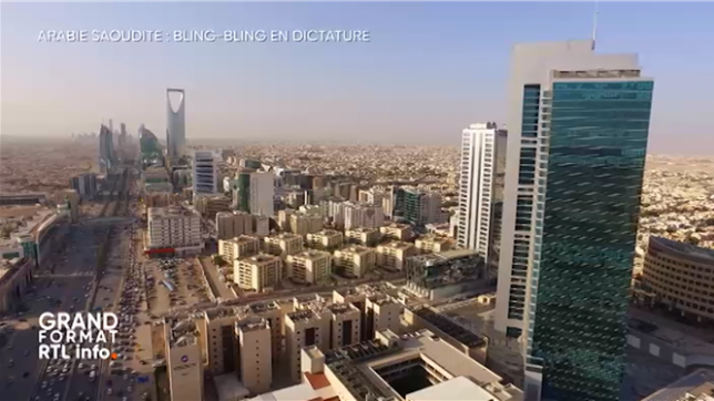 Longtemps considéré comme l’un des pays les plus répressifs et les plus fermés du monde, l’Arabie saoudite joue aujourd’hui la carte de l’ouverture. Depuis quelques années, ce royaume recouvert de déserts qui compte presque 36 millions d’habitants, a entrepris de nombreuses réformes, sous l’impulsion du prince héritier Mohammed Ben Salmane. 3 000 milliards d’euros ont été investis pour bâtir des centrales solaires ou faire sortir du désert des projets immobiliers futuristes.