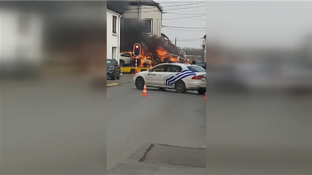 Ce vendredi après-midi, une Porsche électrique et une voiture hybride ont pris feu sur une dépanneuse à Tamines. L’incendie a nécessité un important dispositif d’intervention et a fortement perturbé la circulation.