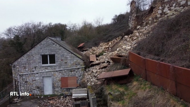 Faute de travaux, requis après le premier éboulement en juin 2021, les contreforts de l'abbaye de Floreffe pourrissent. Le week-end dernier, un nouvel éboulement a conduit à fermer une portion de rue. Une maison fait tampon mais jusqu'à quand ?