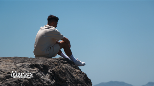 Après un départ prometteur, le voyage de noces en Crète de Mélanie et Bastian prend un tournant inattendu. Un simple échange sur l’avenir a suffi à semer le doute et à creuser un fossé entre les deux jeunes mariés. Entre incompréhensions, rythme décalé et attentes divergentes, leur couple est-il déjà en danger ?