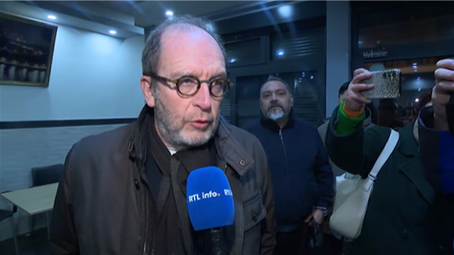 De nouveaux coups de feu ont été tirés samedi soir vers 21h30 à proximité de la station de métro Clémenceau, à Anderlecht. Une personne a perdu la vie. Les auteurs ont pris la fuite et sont toujours activement recherchés. Le bourgmestre d'Anderlecht, en colère, a promis une réponse forte et de faire payer lourdement les salauds qui contrôlent les trafics de drogues dans sa commune.