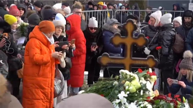 Malgré les risques de représailles, des centaines de personnes se rendent sur la tombe d'Alexeï Navalny, un an après sa mort