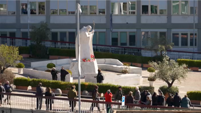 Hospitalisation du Pape: certains experts du Vatican regrettent le manque de transparence de l'établissement