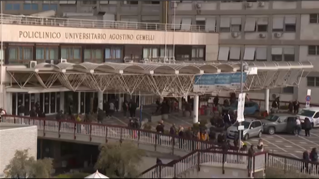 Le pape François, hospitalisé depuis vendredi à Rome, affiche un tableau clinique complexe, a annoncé lundi le Vatican, indiquant que l'hospitalisation du pontife de 88 ans devrait se prolonger jusqu'à au moins mercredi.