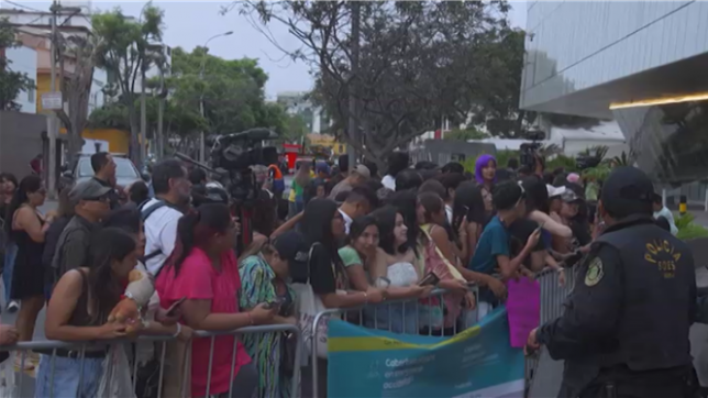 Les fans de Shakira se rassemblent devant la clinique où elle est hospitalisée.