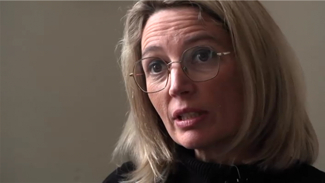 On doit faire changer de camp la honte: Amélie Levêque est la seule victime de Joël Le Scouarnec à accepter de témoigner à visage découvert. À quelques jours du début du procès du chirurgien accusé de viols et d'agressions sexuelles sur ses patients souvent mineurs, elle espère réussir à refermer le chapitre Scouarnec et être reconnue victime.