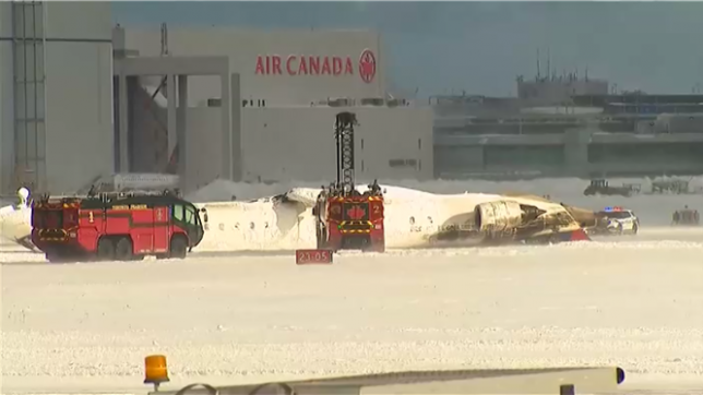 Un avion de la compagnie américaine Delta Air Lines s'est retourné de manière spectaculaire en phase d'atterrissage lundi, s'immobilisant sens dessus dessous sur le tarmac de l'aéroport canadien de Toronto, faisant 18 blessés dont trois graves.