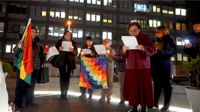 Des fidèles se recueillent devant l'hôpital qui abrite le pape, hospitalisé pour une double pneumonie.