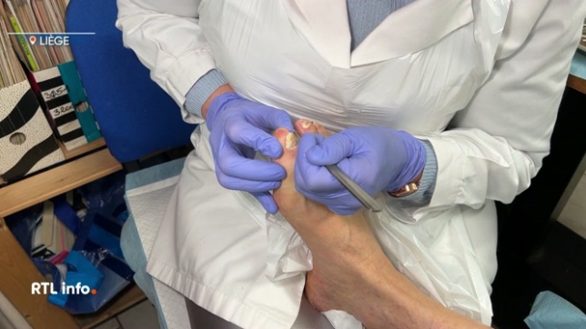 Des stagiaires de l’Institut de formation pour adultes de Herstal proposent des services de pédicures aux bénéficiaires des restos du cœur de Liège. Ils procurent ses soins gratuitement aux hommes et aux femmes dans le besoin.