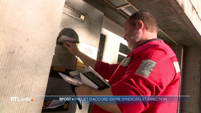 Après de nouvelles discussions aujourd'hui, syndicats et direction de bpost sont enfin parvenus à un accord de principe. Il s'agit de réorganiser la charge de travail et les tournées des facteurs. La proposition doit encore être avalisée par les travailleurs.