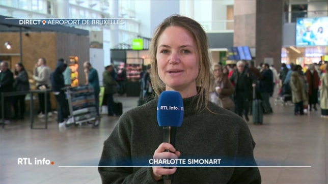 En direct de Zaventem, Charlotte Simonart explique que les vacances scolaires des francophones débutent demain soir. L'affluence est attendue à Brussels Airport.