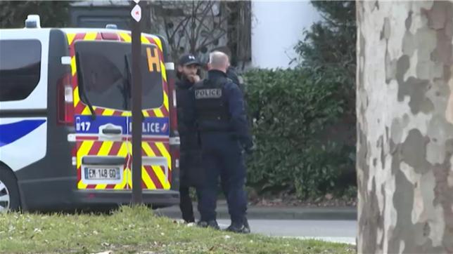 Déployés dans le quartier de la gare à Strasbourg pour endiguer les trafics, les agents de la police nationale cherchent également à sensibiliser les consommateurs de drogue, qui trop souvent n'ont pas conscience des nuisances qu'ils engendrent.