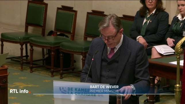 Le premier ministre a dû répondre à de nombreuses questions de députés de l'opposition concernant la lutte contre le trafic de drogue. Il a présenté les actions prévues par le gouvernement fédéral, mais a dénoncé l'absence de gouvernement bruxellois.