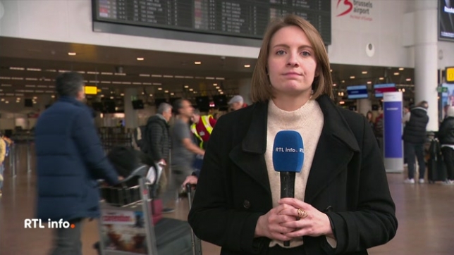 Les vacances de détente commencent pour les francophones, avec une affluence attendue dans les aéroports de Bruxelles et Charleroi pour les deux prochaines semaines. Le point en direct avec Catline Delvaux.