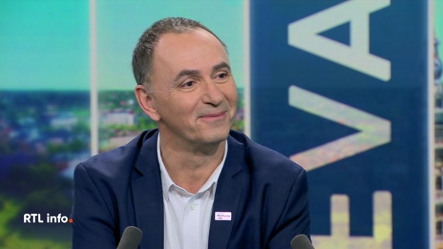 Etienne Claude, directeur de Visit Wallonia, présente quelques idées parmi les 200 escapades qu'il est possible d'organiser en Wallonie pour les congés de détente, incluant balades, visites et activités.