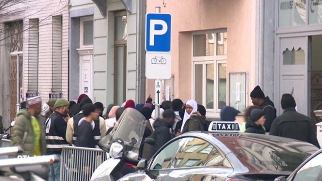 Un hommage à Souleymane Sow, tué par balle le 15 février à la station Clémenceau à Anderlecht, était organisé ce vendredi à 13h. Sa famille et ses proches réclament justice et transparence après sa mort, alors qu'il n'avait aucun lien avec le trafic de drogue.