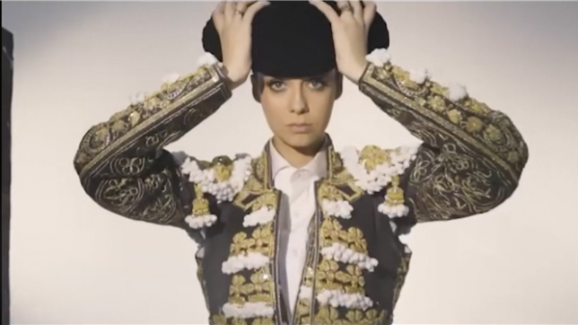 Victoria de Marichalar, nièce du roi d’Espagne Felipe VI, divise son pays. Influenceuse et candidate de téléréalité, elle jouit d'une grande liberté, au point d’embarrasser la famille royale espagnole. Son engagement en faveur de la tauromachie, une tradition de plus en plus contestée, ne fait qu'accentuer la controverse.