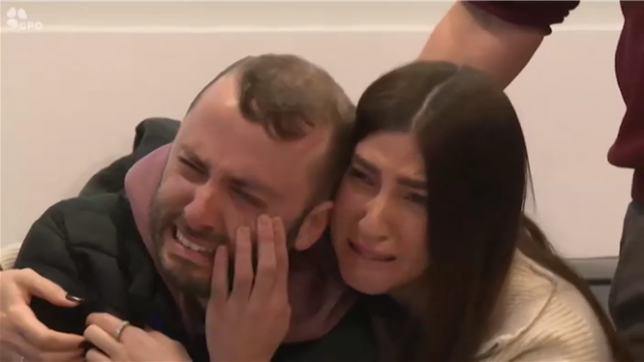 Des proches de l'otage israélien Tal Shoham réagissent en suivant en direct sa remise par le Hamas à la Croix-Rouge à Rafah, ville du sud de la bande de Gaza, dans le cadre du septième échange d'otages contre des prisonniers entre Israël et le Hamas.