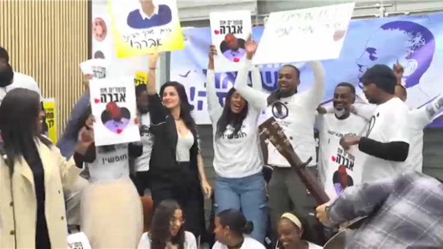 Les familles de Tal Shoham et Avera Mengistu assistent à leur libération par le Hamas en échange de prisonniers palestiniens.