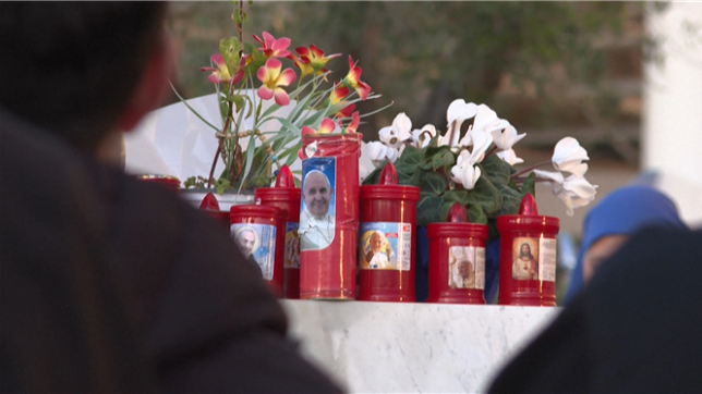 De nombreux fidèles se sont rassemblés devant l'hôpital Gemelli de Rome, où est hospitalisé le pape François, afin de prier pour son rétablissement.