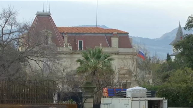 Trois engins explosifs, de fabrication artisanale, ont été lancés lundi matin vers 08h sur la façade du consulat général de Russie à Marseille.