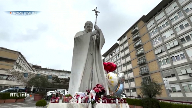 Le pape François est toujours dans un état critique