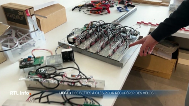 C'est un tout nouveau système de clés partagées qui vient de débarquer à Liège. Une armoire à clés qui permet à des travailleurs de récupérer des vélos mis à leur disposition. Le système a été élaboré et fabriqué en Cité ardente.