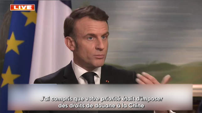 Le président français Emmanuel Macron affirme espérer avoir convaincu son homologue américain qu'il n'est pas possible de mener en même temps une guerre commerciale contre la Chine et l'Europe.