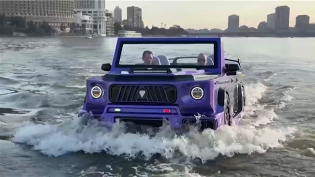 Des véhicules égyptiens capables de rouler sur l’eau connaissent un succès international grâce à l’innovation de Karim Amin, fondateur de Jetcar Kromh. Entièrement conçus et assemblés localement, ils sont désormais exportés dans plus de 70 pays, dont les États-Unis, le Canada et plusieurs nations européennes.