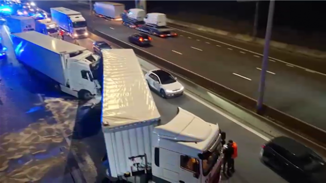 Un important accident impliquant deux camions s'est produit sur le ring de Bruxelles à hauteur de Wezembeek-Oppem ce mardi soir.