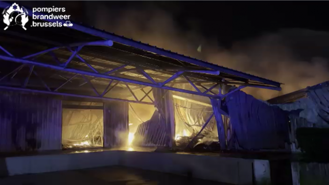 Un incendie s'est déclaré dans un hangar dans la commune bruxelloise de Forest dans la nuit de mardi à mercredi.