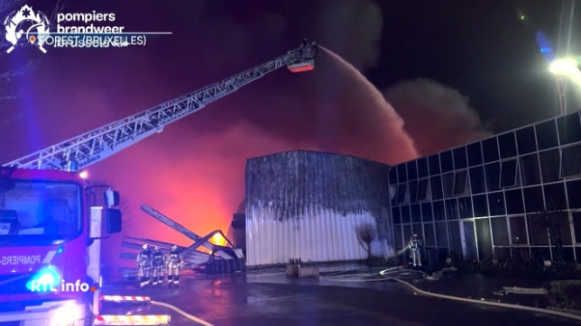 Un incendie s'est déclaré cette nuit dans un hangar à Forest. Il n'y a pas eu de blessé, mais le bâtiment est sinistré aprè sl'intevrnetion des pompiers bruxellois.