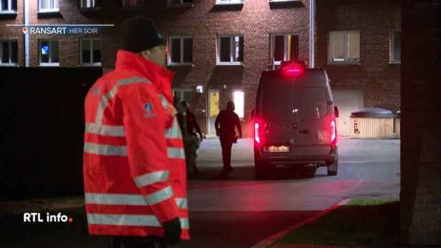 Hier soir à Ransart, plusieurs équipes de police ont été appelées à intervenir pour un homme qui s'était retranché chez lui. L'individu s'est finalement rendu à la police. Des fouilles sont en cours à son domicile.