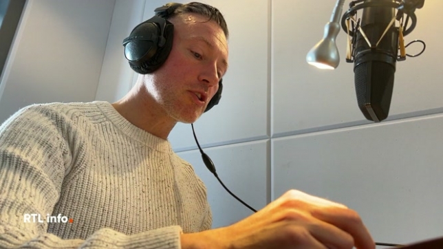 L'ASBL La Lumière à Liège propose des livres adaptés pour les personnes malvoyantes : des ouvrages en brailles, en grand caractères mais aussi des livres audios. Pour les enregistrer, des bénévoles viennent lire chaque semaine. Ces livres sont gravés sur CD, et depuis peu, disponibles sur internet