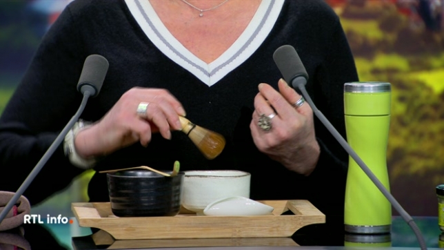 Le thé vert Matcha est de plus en plus populaire. Nathalie Masset sommelière en thés nous explique son histoires, ses biens-faits et comment le préparer.