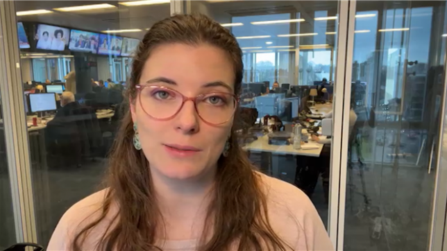 Si une personne chute à cause d’un trottoir en mauvais état, elle peut porter plainte contre la commune, responsable de son entretien. Pour obtenir une indemnisation, il faut prouver l’anomalie avec des photos ou un constat de police et présenter un dossier médical ; les dégradations peuvent aussi être signalées via Fix My Street.