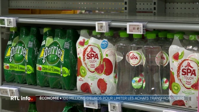 De nombreux Belges traversent la frontière pour faire leurs courses, attirés par des prix plus bas sur l'eau, les sodas, le café ou le thé. Un phénomène que le gouvernement fédéral veut enrayer en baissant certaines taxes et accises grâce à un budget de 100 millions d’euros.