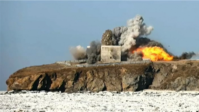 La chaîne publique nord-coréenne KCTV montre des images de ce qu'elle affirme être des tirs d'essais de missiles de croisière stratégiques en mer Jaune, le 26 février.