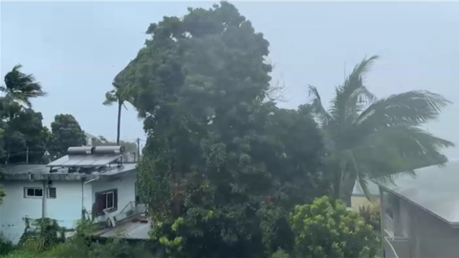 La Réunion, frappée par le cyclone Garance, est repassée en alerte rouge après la levée de l'alerte violette. Léna, une Belge de 26 ans, est sur place et raconte ce qu'il s'y passe.