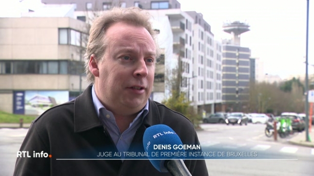 Hier, l'homme est arrivé libre à l'audience, et a été condamné à de la prison ferme, avec arrestation immédiate. Aucun policier n'étant présent pour le menotter, il en a profité pour s'enfuir.