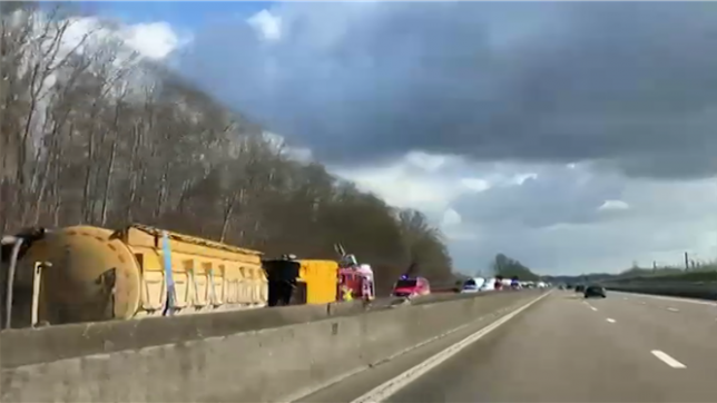 Un accident impliquant un camion s'est produit vers 13h ce vendredi sur l'autoroute E40 à hauteur de Boutersem en direction de Bruxelles. Selon nos confrères de Sudinfo, le poids lourd s’est renversé sur le flanc, obstruant totalement les trois bandes de circulation.