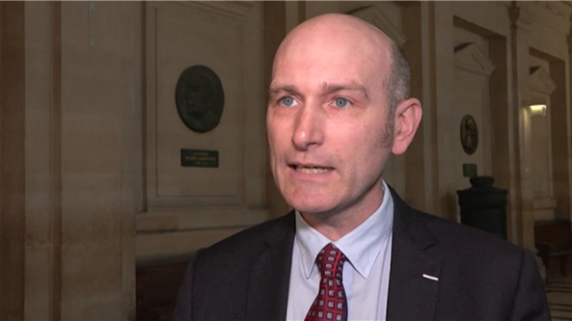 Pour moi l'enjeu aujourd'hui, c'est de contrarier la starification de Mehdi Nemmouche, affirme l'ex-otage Nicolas Hénin qui ajoute que l'accusé est profondément ancré dans l'idéologie jihadiste. Dans la matinée, Didier François, un autre ex-otage français du groupe Etat islamique en Syrie, a assuré devant la cour d'assises spéciale de Paris qu'il n'avait aucun doute sur le fait que Mehdi Nemmouche était l'un de ses geôliers.