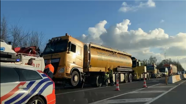 L'autoroute E40 venant de Liège a été fermée vers Bruxelles suite à un accident impliquant un camion à Boutersem.