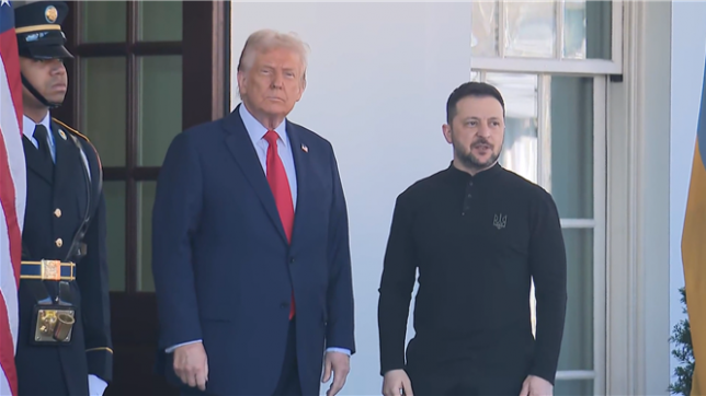 Donald Trump, qui a considérablement adouci ses commentaires à propos de Volodymyr Zelensky, a accueilli  le président ukrainien vendredi pour une visite dont les enjeux vont bien au-delà de l'accord qu'ils signeront sur les minerais stratégiques.
