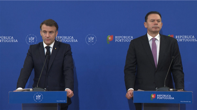 Ce que nous devons faire c'est nous assurer que si l'Ukraine était sous pression, les Européens pourraient lui fournir ce qu'il lui faut pour se défendre, affirme le président français Emmanuel Macron lors d'une conférence de presse conjointe à Porto avec le Premier ministre portugais Luis Montenegro, au second jour de sa visite d'Etat au Portugal.